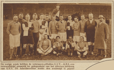 871446 Groepsportret van de veteranenvoetbalelftallen van U.V.V. en H.B.S., bij de jubileumwedstrijd ter gelegenheid ...